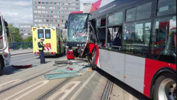 Vážná nehoda v Praze: Srazil se autobus s tramvají. Záchranáři aktivovali traumaplán